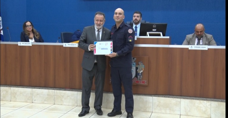 Bombeiro três-lagoense recebe homenagem na Câmara por atuação em resgates no Rio Grande do Sul