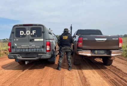 Os militares faziam bloqueio na rodovia, região conhecida como Estrada do Bila, quando o condutor do veículo, ao perceber a presença policial, abandonou a caminhonete e fugiu em meio a uma área de mata. (Divulgação/DOF)