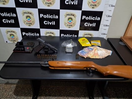 Segundo a polícia, na primeira casa foi apreendida uma arma de fogo, calibre 7.65 e 11 munições, uma espingarda de pressão, uma embalagem com substância análoga à cocaína, pesando aproximadamente 7,2 gramas, uma balança de precisão e uma grande quantia em dinheiro, em cédulas fracionadas. (Divulgação/PCMS)