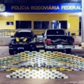 Revólver, pistola e entorpecentes foram encontrados em caminhonete - Foto: Divulgação/PRF