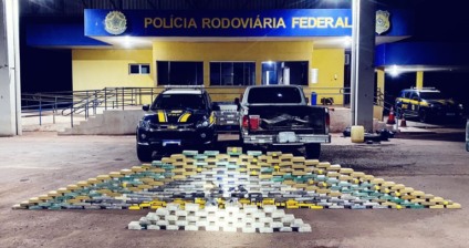 Revólver, pistola e entorpecentes foram encontrados em caminhonete - Foto: Divulgação/PRF