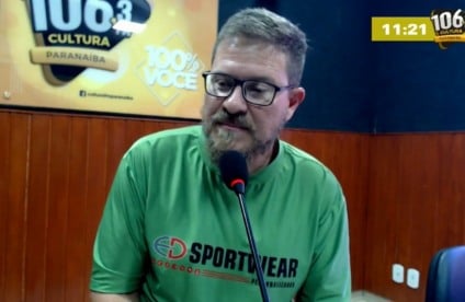 Everton Duarte, nos estúdio da Rádio Cultura FM Paranaíba - Foto/Cultura FM
