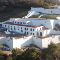 Vista aérea do Forte de Coimbra durante festividade religiosa e militar no Pantanal