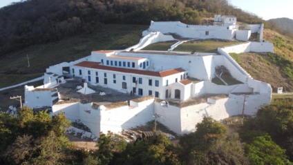 Vista aérea do Forte de Coimbra durante festividade religiosa e militar no Pantanal