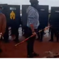 Policiais e manifestantes em área rural durante operação em disputa por terra em MS