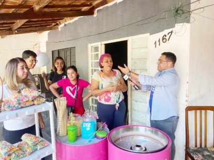 Lidiane junto dos filhos, recebeu a notícia da vitória na promoção - Foto: Reprodução TVC
