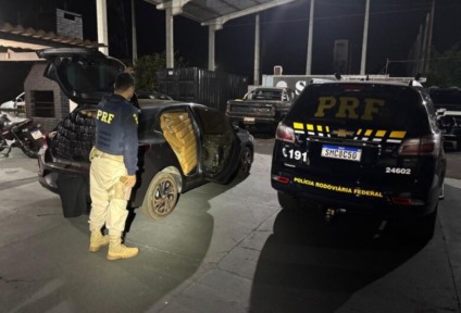 Os dois automóveis possuíam registro de roubo/furto e foram encaminhados à Polícia. (Divulgação)