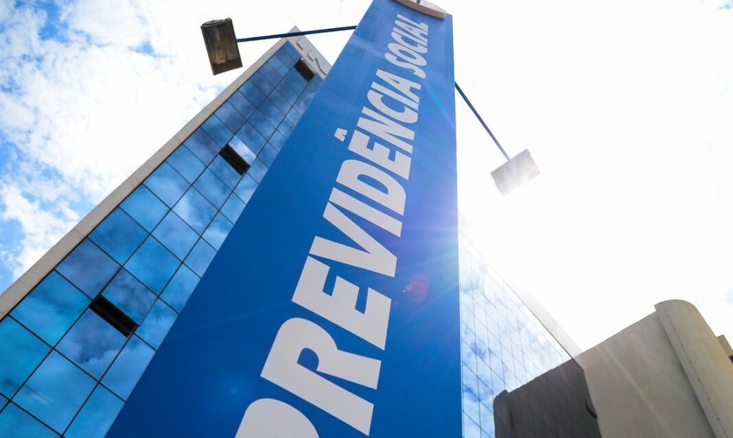 Policiais federais em operação de combate a fraudes ligadas a benefícios do INSS