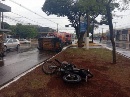 Viatura do Samu atendendo colisão entre carro de aplicativo e motocicleta em Dourados