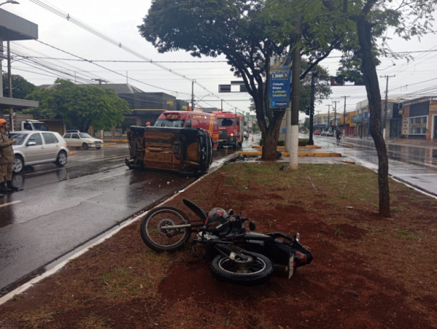 Viatura do Samu atendendo colisão entre carro de aplicativo e motocicleta em Dourados