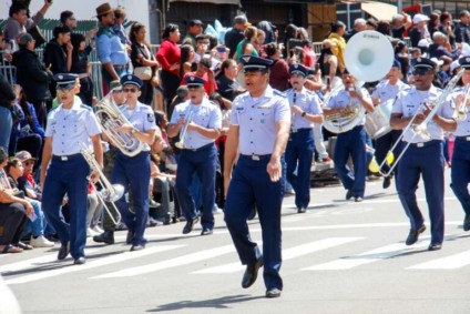 O desfile cívico-militar reuniu milhares de pessoas e autoridades em Campo Grande.