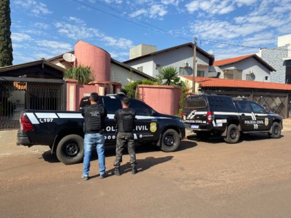 Nesta quarta-feira (3), com o apoio da 1ª Delegacia de Polícia de Dourados, foram cumpridos três mandados de busca e apreensão na cidade, visando reunir provas e aprofundar a investigação sobre o destino dos recursos subtraídos. (Divulgação PCMS)
