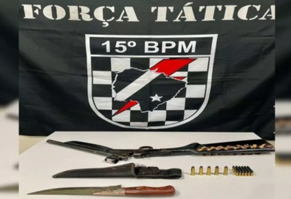 Polícia apreendeu armamento com o acusado / Foto: PM/Reprodução