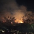 Incêndio partiu da faixa férrea e alcançou fundos de indústrias; brigadas privadas atuaram com o Corpo de Bombeiros. foto: Cultura FM