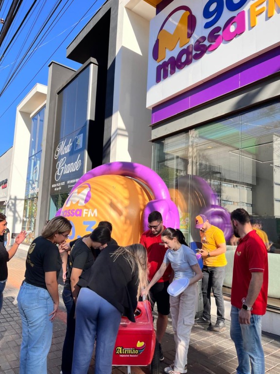Em comemoração ao Dia do Sorvete, a Sorveteria do Alemão promoveu a distribuição de centenas de picolés. (Fotos: Kátia Kuratone)