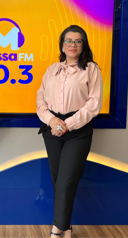 Alessandra Corrêa nos estúdios da Massa FM Dourados - Foto: Raíssa VItória/Portal RCN67