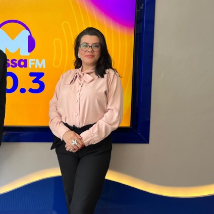 Alessandra Corrêa nos estúdios da Massa FM Dourados - Foto: Raíssa Vitória/Portal RCN67