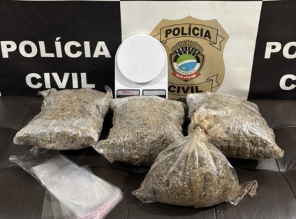 Segundo informações divulgadas pela polícia, além da droga, também foram apreendidos: uma balança de precisão, 35 embalagens de plástico utilizadas na preparação da droga para comércio e dois aparelhos celulares. (Divulgação/PCMS)