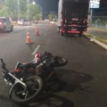Bombeiros atendendo vítima de acidente de moto e caminhão na Cônsul Assaf Trad