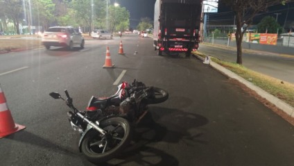 Bombeiros atendendo vítima de acidente de moto e caminhão na Cônsul Assaf Trad
