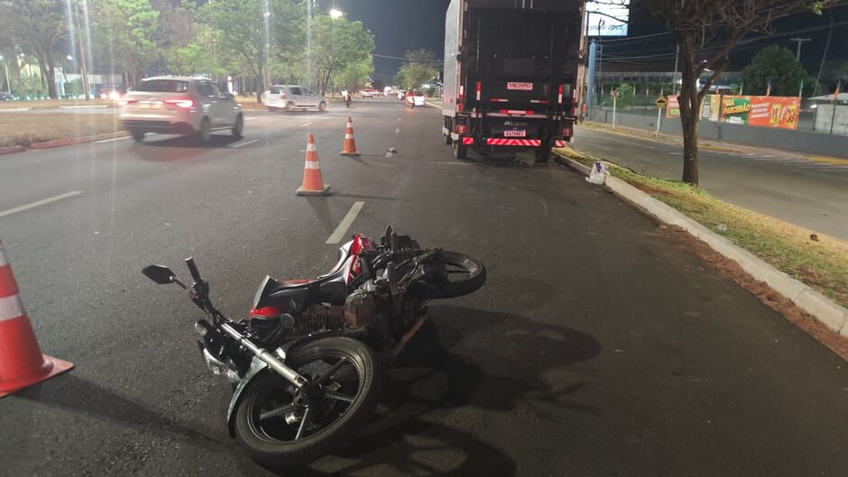 Bombeiros atendendo vítima de acidente de moto e caminhão na Cônsul Assaf Trad