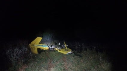 Equipes do Corpo de Bombeiros e Polícia Civil em área de difícil acesso no Pantanal durante perícia de acidente aéreo