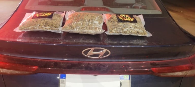 PRF apreende 1,5 kg de skunk e prende dois homens na BR-262 em Água Clara