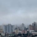 Céu claro sobre Campo Grande em manhã de primavera, com horizonte urbano