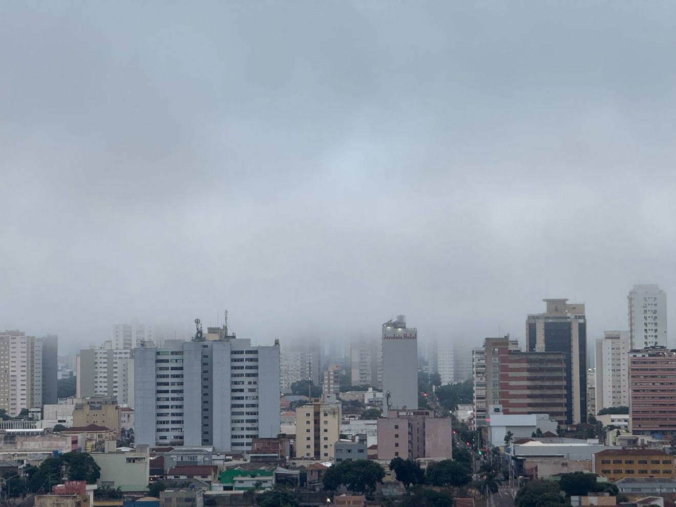 Céu claro sobre Campo Grande em manhã de primavera, com horizonte urbano Céu claro sobre Campo Grande em manhã de primavera, com horizonte urbano