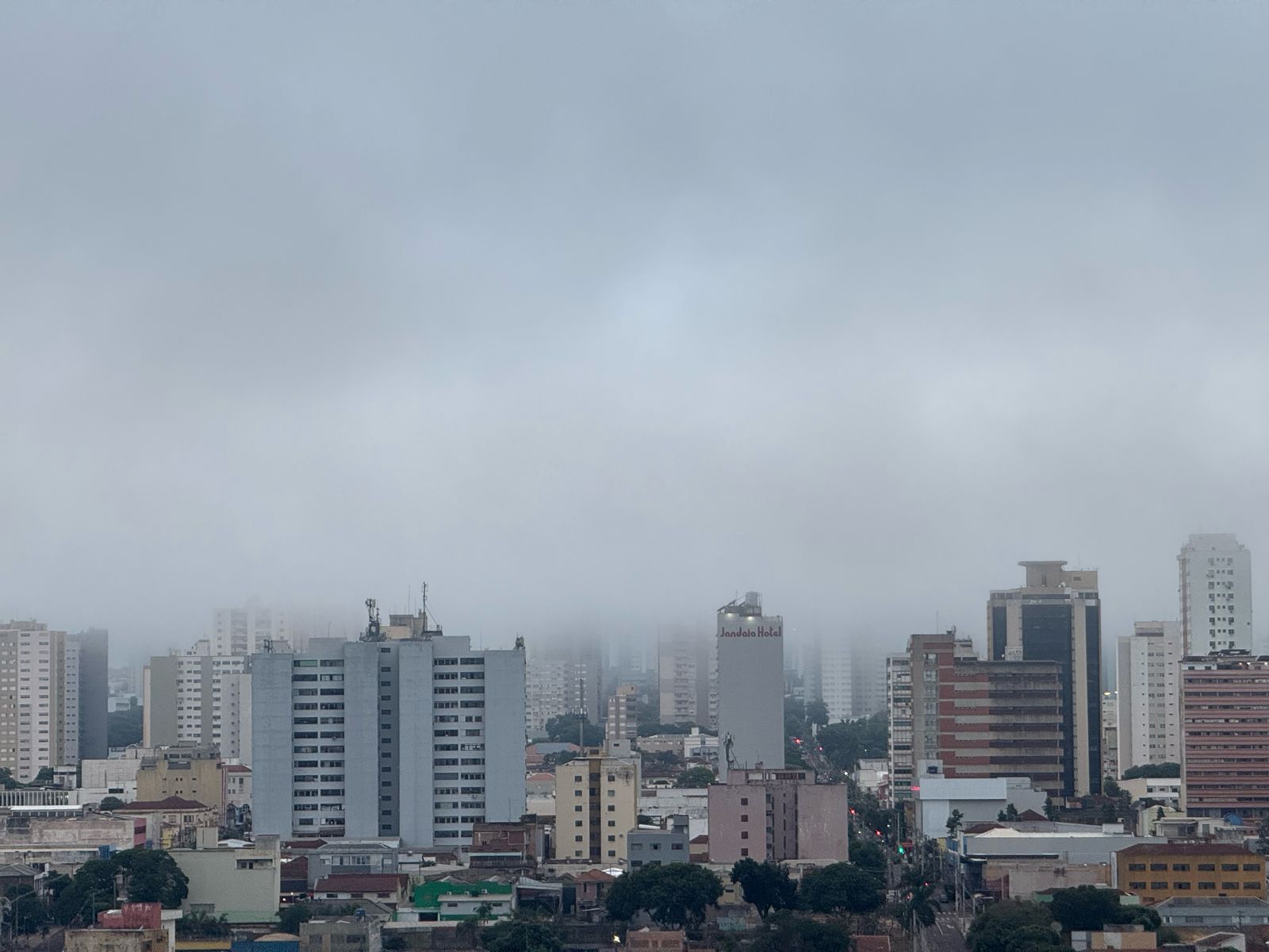 Céu claro sobre Campo Grande em manhã de primavera, com horizonte urbano