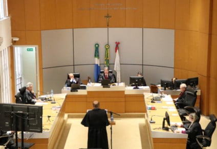 Fachada do Tribunal de Justiça de Mato Grosso do Sul em dia de sessão