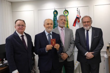 Djailson de Souza com autoridades do judiciário - Foto: Divulgação/TJMS