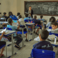 Professora durante aula em escola municipal em Campo Grande - Foto: Divulgação/PMCG
