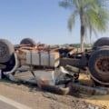Veículo simplesmente saiu da pista e tombou / Foto: Reprodução/Caarapó News