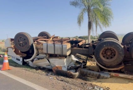 Veículo simplesmente saiu da pista e tombou / Foto: Reprodução/Caarapó News