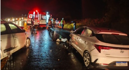 Motorista embriagado provoca acidente, carro capota e van com trabalhadores tomba na BR-158