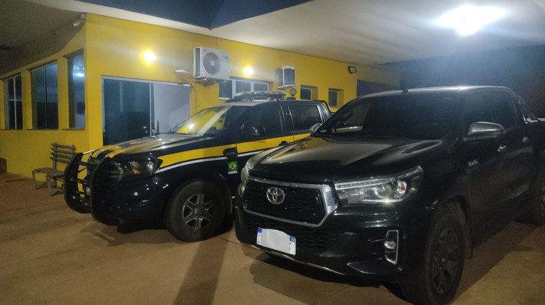 Durante a abordagem, os policiais constataram que o veículo utilizava placas falsas e havia sido furtado no último dia 10, em Belo Horizonte (MG). Foto: Divulgação/PRF.