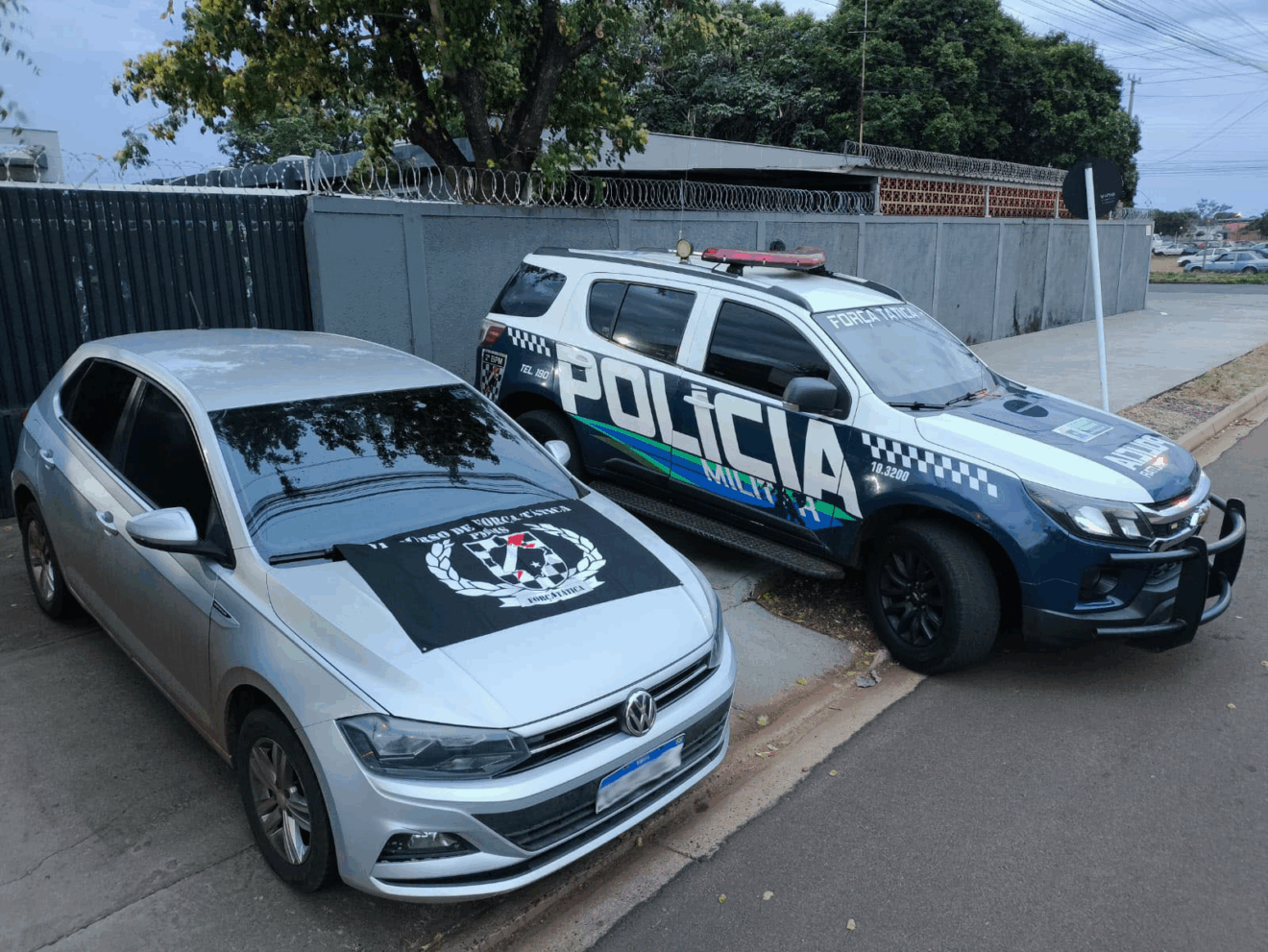 Durante a abordagem, o motorista, um homem de 27 anos, informou aos policiais que tinha comprado o carro de um desconhecido pelo valor de R$ 35 mil. Foto: Divulgação/PM.