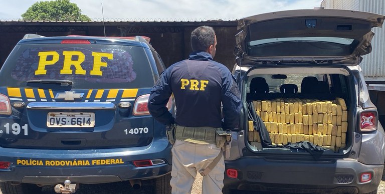 Droga era transportada em um carro com registro de roubo em Goiás - Foto: Divulgação/PRF