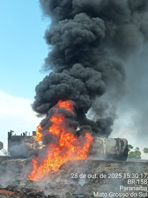 Caminhão em chamas após tombar na BR-158, entre Paranaíba e Aparecida do Taboado — Foto: (Corpo de Bombeiros).