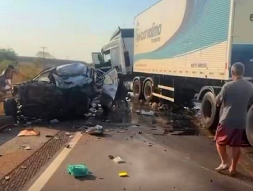 O impacto violento deixou a parte dianteira da Hilux completamente destruída, especialmente no lado do motorista - Foto/Redes Sociais