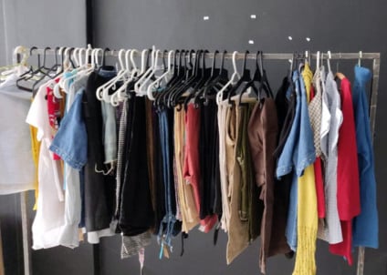 Com preços a partir de R$ 2,00, o bazar oferece uma grande variedade de roupas e calçados para homens, mulheres e crianças - Foto/Arquivo