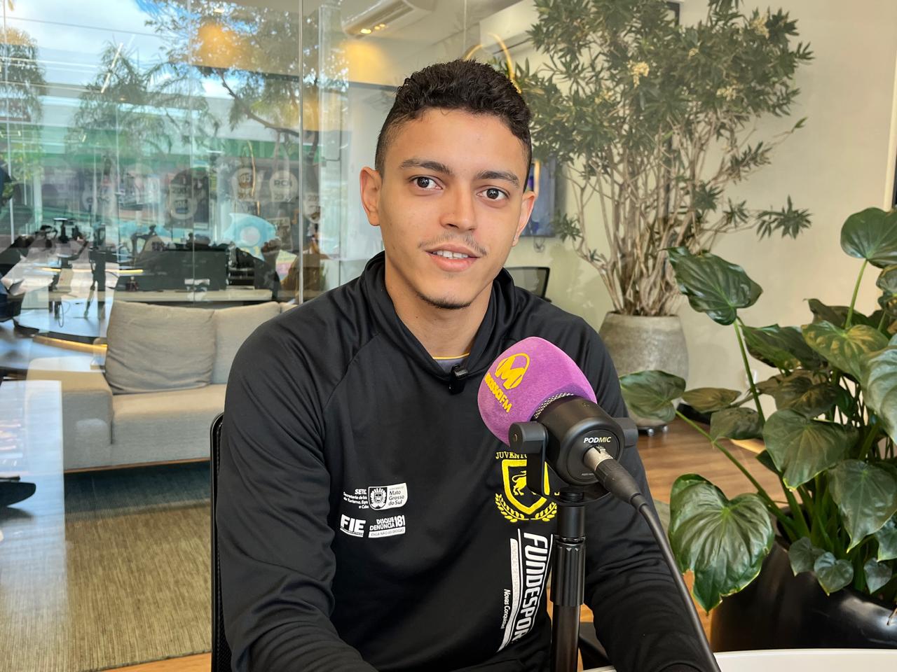 O jogador Batalha do Juventude AG esteve hoje no Programa Microfone Aberto. (Foto: Raíssa Vitória)