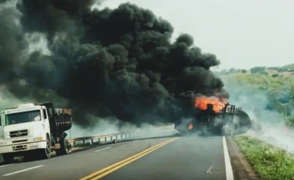 Acidente mobilizou bombeiros e interditou as BR - Foto/Redes Sociais
