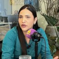 Cassiana de Germano, no estúdio da rádio Massa Dourados (Foto: Raíssa Vitória/ Massa Dds)