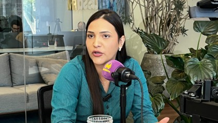 Cassiana de Germano, no estúdio da rádio Massa Dourados (Foto: Raíssa Vitória/ Massa Dds)
