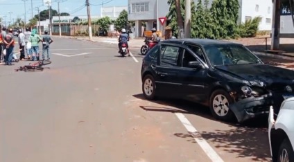 Um ciclista ferido e dois carros danificados - Foto/Luciano Oliveira
