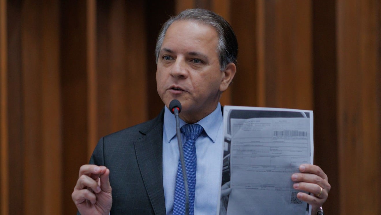 Durante a sessão, Coronel Davi apresentou um boleto supostamente usado no pagamento do transporte de indígenas até a região do conflito (Foto: Reprodução/ Assessoria)