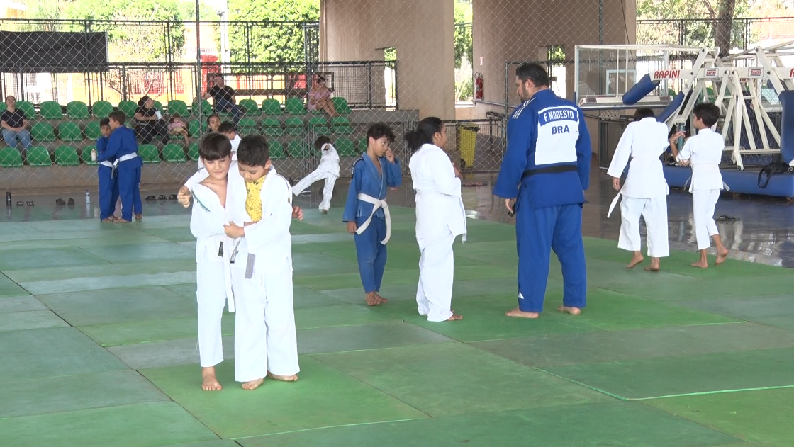 Os judocas de Três Lagoas conquistaram recentemente o título geral do 1º Campeonato Tomodachi de Judô, realizado em Andradina (SP), e participaram de um festival em Santo Anastácio, voltado à integração e ao incentivo à prática esportiva. Foto: Reprodução/TVC HD.