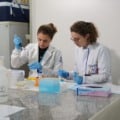 Mais de 1,5 mil projetos e 5 mil bolsas receberam apoio da fundação - Reprodução/Agência de Notícias de MS